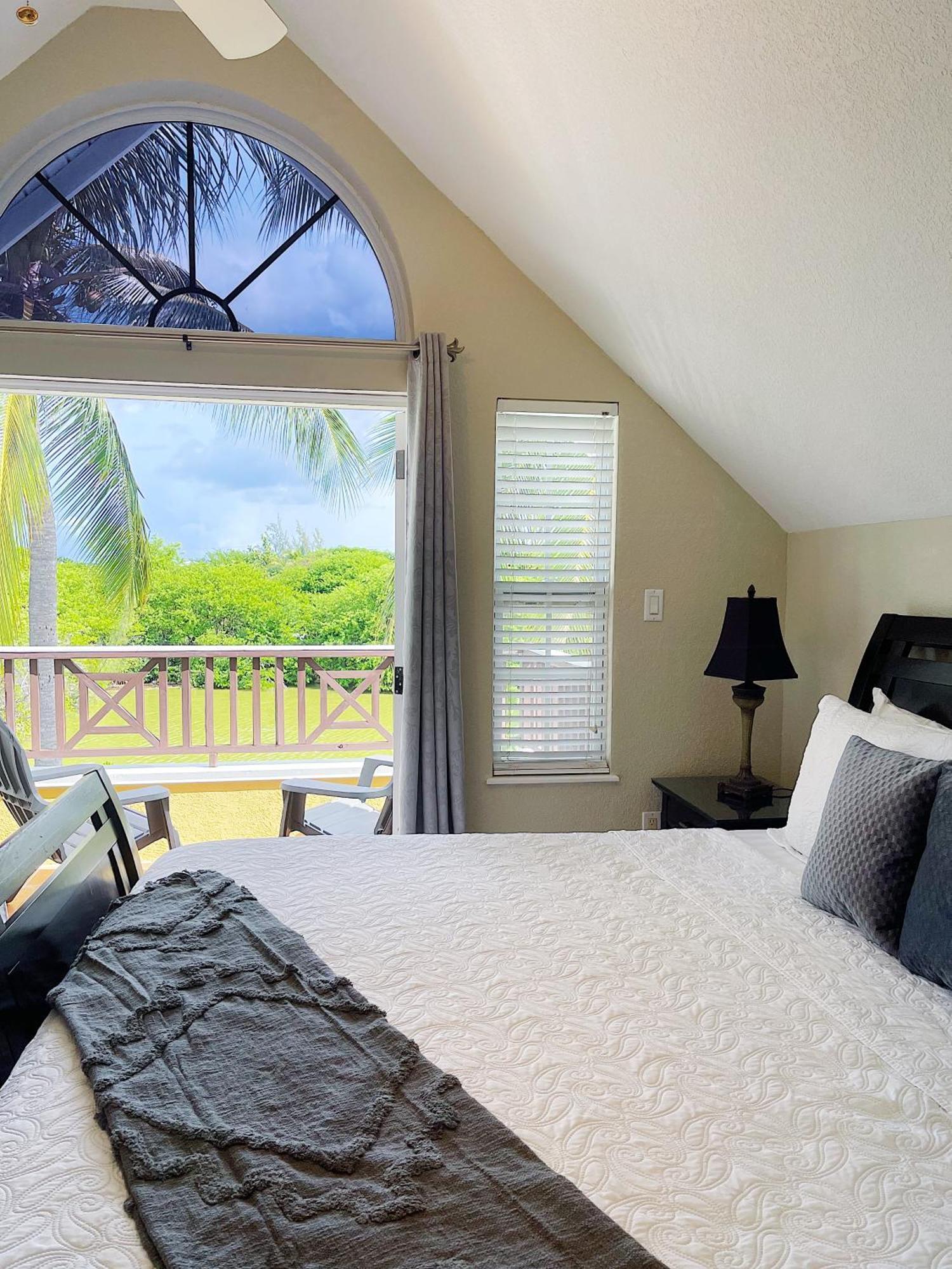 Shangri-La Boutique Bed & Breakfast West Bay Exterior foto